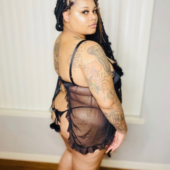 Naughty Queen Lingerie Set - Picture 2 of 3